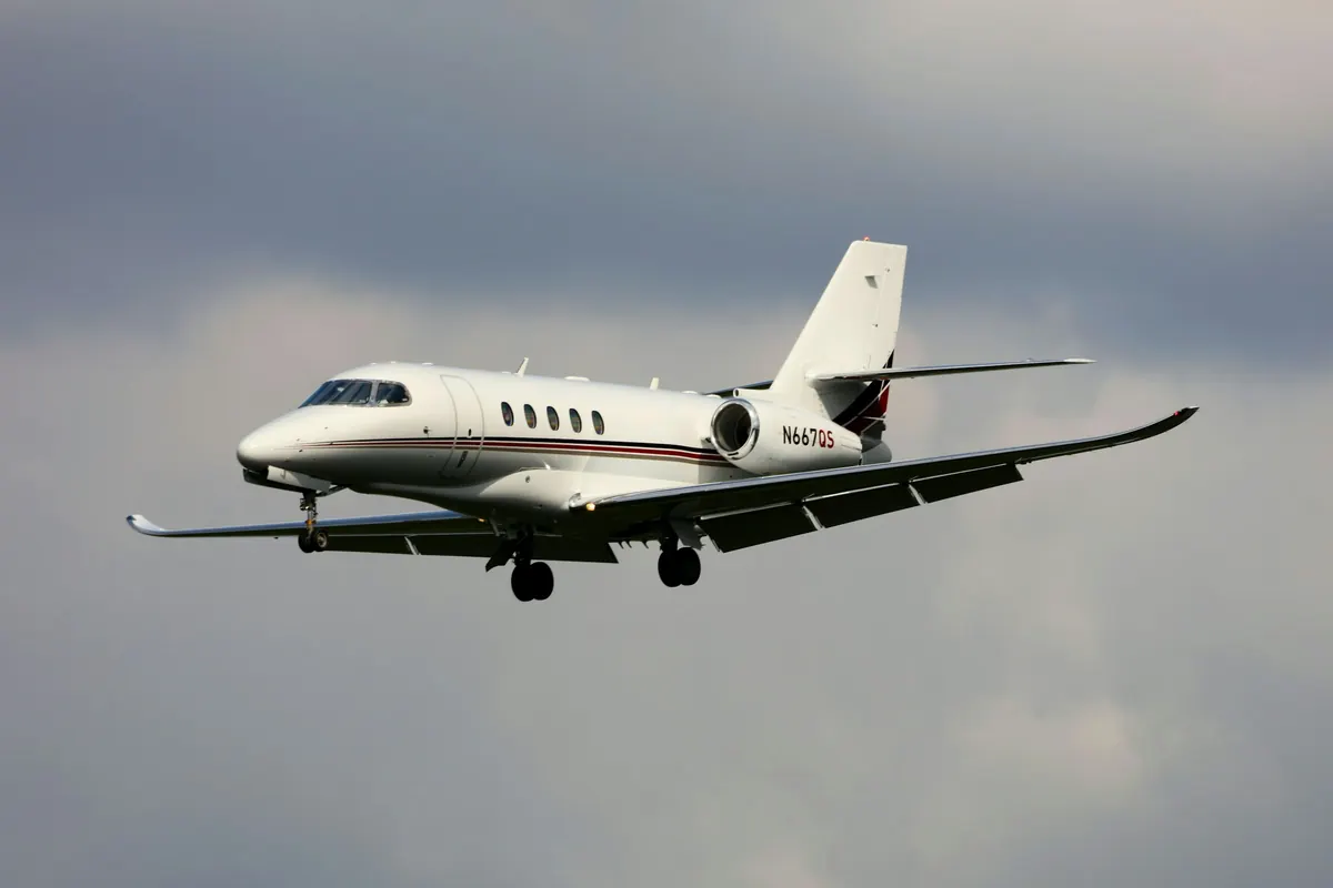 Super-midsize jet category example